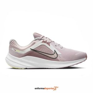 ZAPATILLA MUJER NIKE QUEST 5 | PLATINUM VIOLET/BLACK-PHO